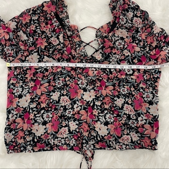 NWT Dynamite Semi-Cropped Long Sleeve Floral Top With Lace-Up Back Size Large - Picture 4 of 6